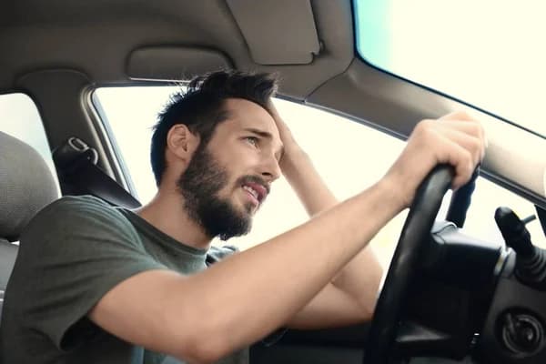 Hombre preocupado en su carro